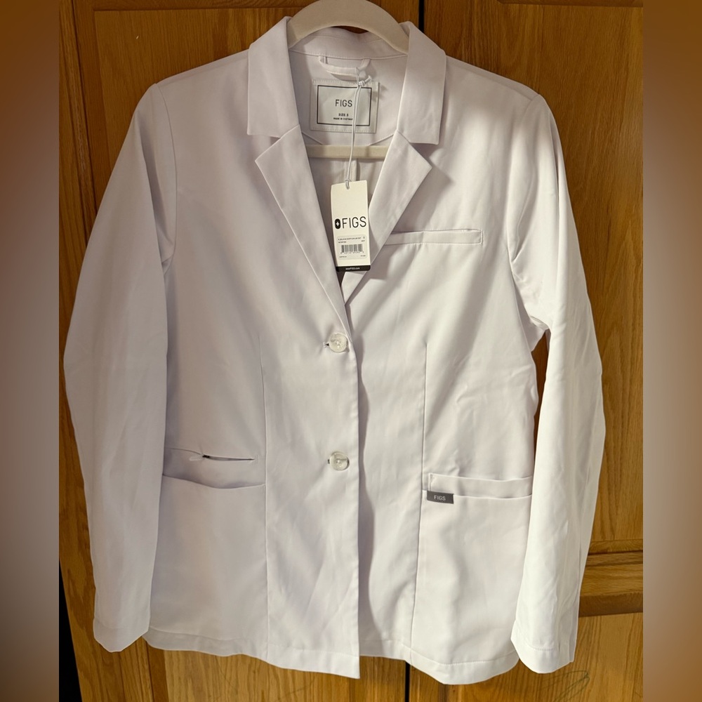 Figs Women’s Bellevue Slim Short Lab Coat